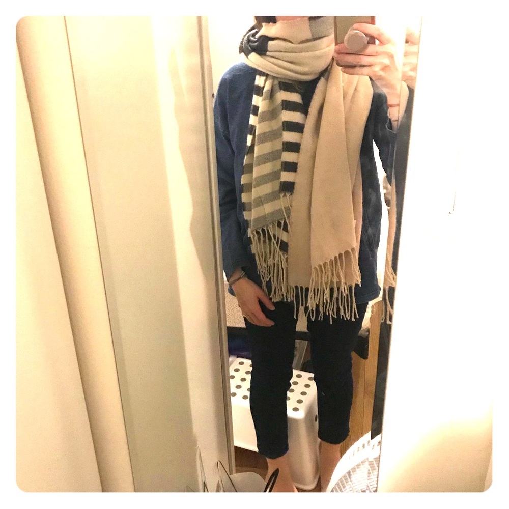 Gorgeous scarf with a mix of beautiful colours!